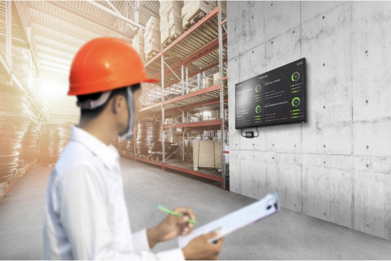 A dashboard should be clearly visible to all employees. Source: Peakboard GmbH A dashboard clearly visible on the wall of a warehouse